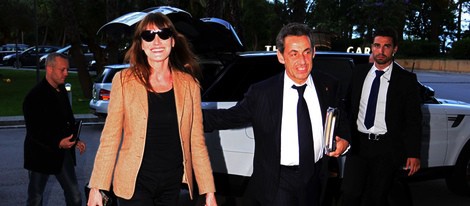 Nicolas Sarkozy y Carla Bruni llegando a su hotel de Barcelona