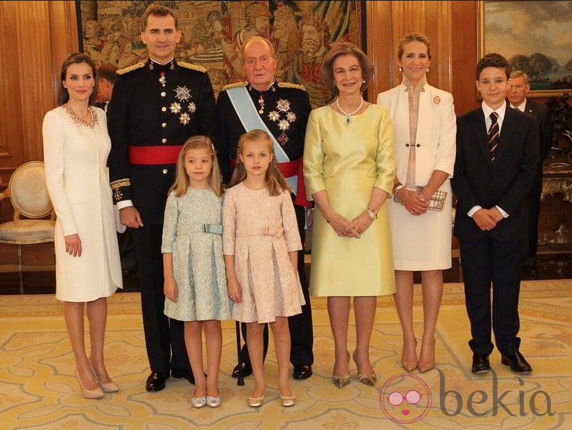 La familia real junto a la infanta Elena y su hijo tras el acto de la imposición de la Faja de Capitán General
