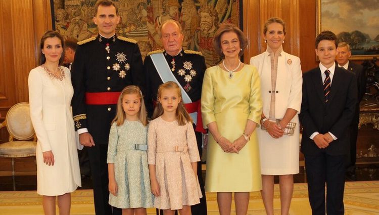 La familia real junto a la infanta Elena y su hijo tras el acto de la imposición de la Faja de Capitán General