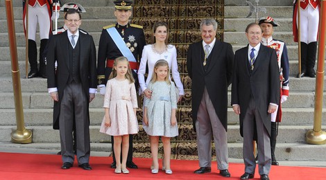 Los Reyes de España, el Presidente de Gobierno y los Presidentes del Congreso y Senado en la entrada del Congreso de los Diputados