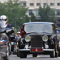 Paseo de los Reyes Felipe VI Y Letizia en el Rolls-Royce de Patrimonio Nacional