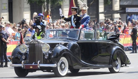 Paseo de los Reyes Felipe VI Y Letizia en el Rolls-Royce de Patrimonio Nacional