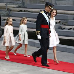 Los Reyes Felipe VI y Letizia junto a la Princesa Leonor, la infanta Sofía y el Presidente de Gobierno