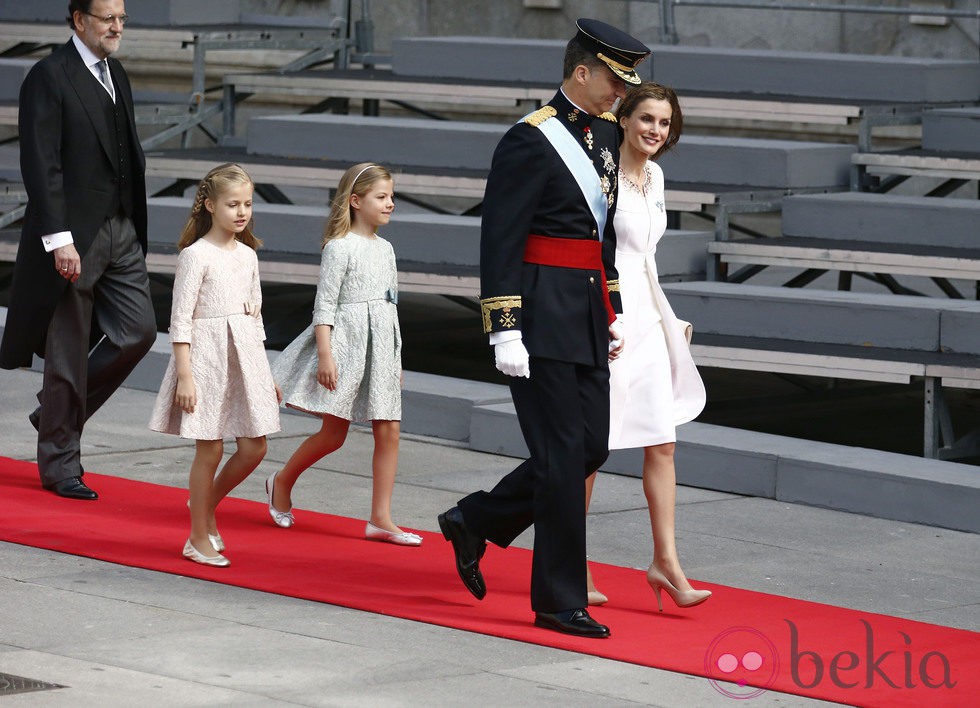 Los Reyes Felipe VI y Letizia junto a la Princesa Leonor, la infanta Sofía y el Presidente de Gobierno