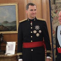 El Rey Felipe VI y el Rey Juan Carlos I tras la imposición de la Faja de Capitán General