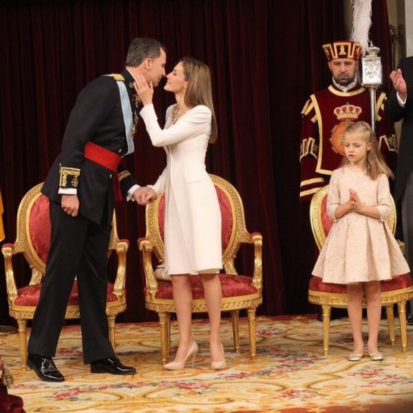 La Reina Letizia Besa Al Rey Felipe Vi Tras Su Primer Discurso Como Rey