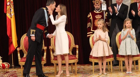 La Reina Letizia besa al Rey Felipe VI tras su primer discurso como Rey de España