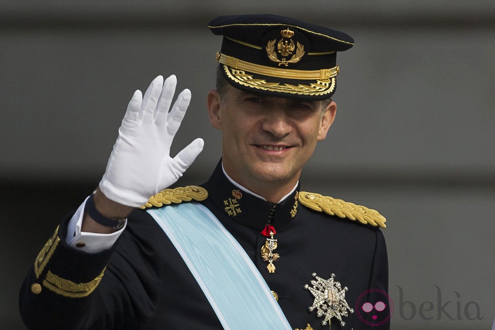 El Rey Felipe VI saluda tras su primer discurso como Rey de España