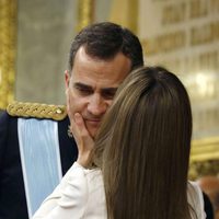 La Reina Letizia besa el Rey Felipe VI tras su primer discurso como Rey de España
