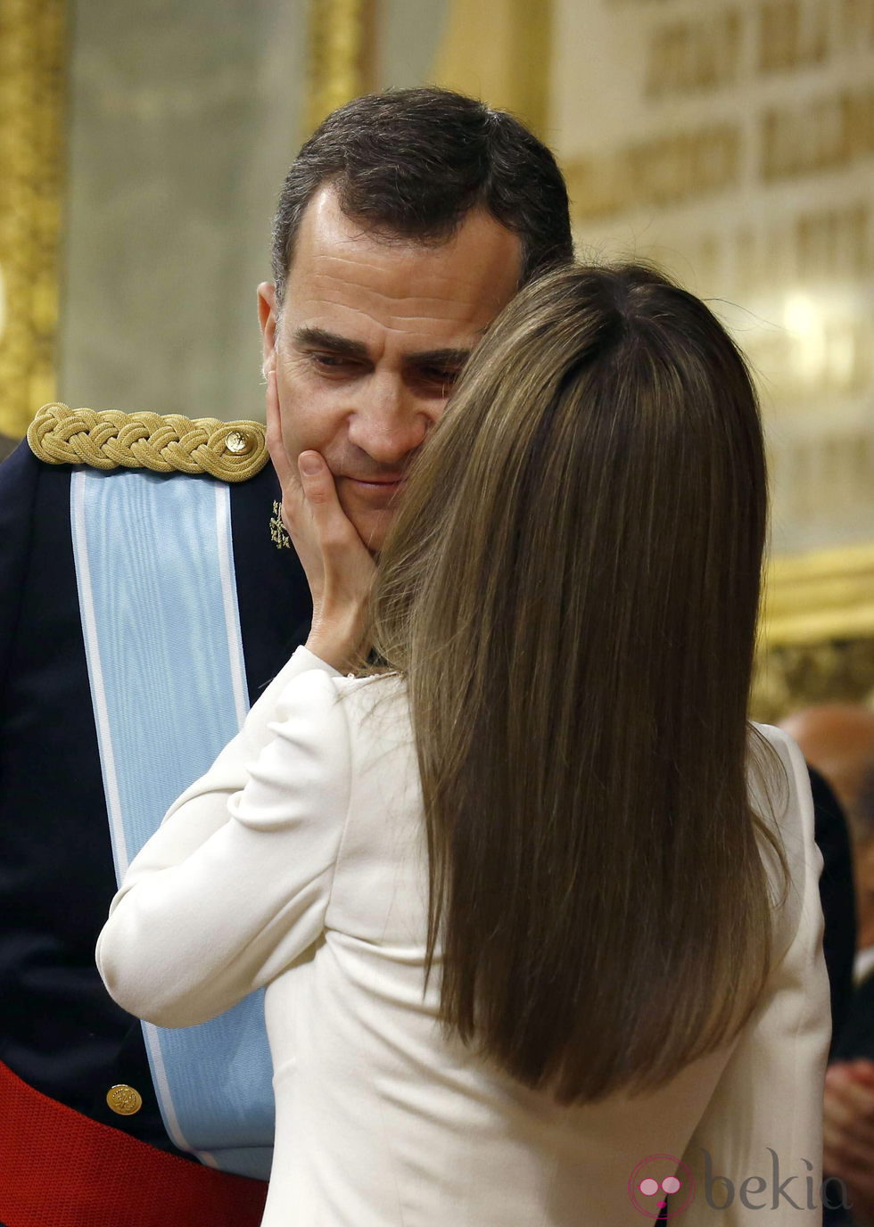La Reina Letizia besa el Rey Felipe VI tras su primer discurso como Rey de España