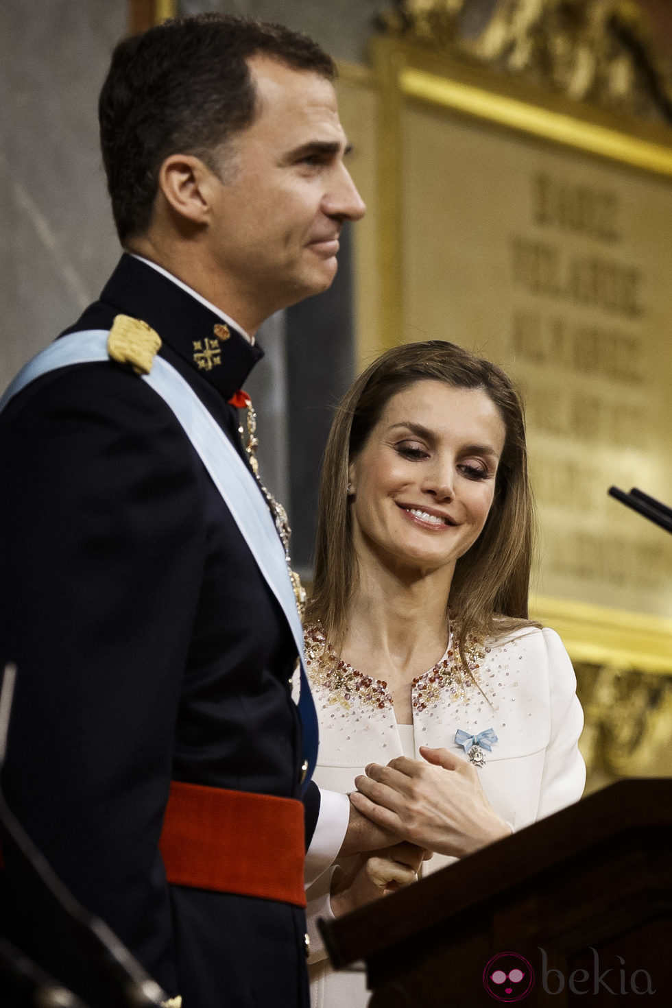 El Rey Felipe VI coge la mano de la Reina Letizia