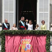 Saludo de la Familia Real al completo a la Plaza de Oriente de Madrid