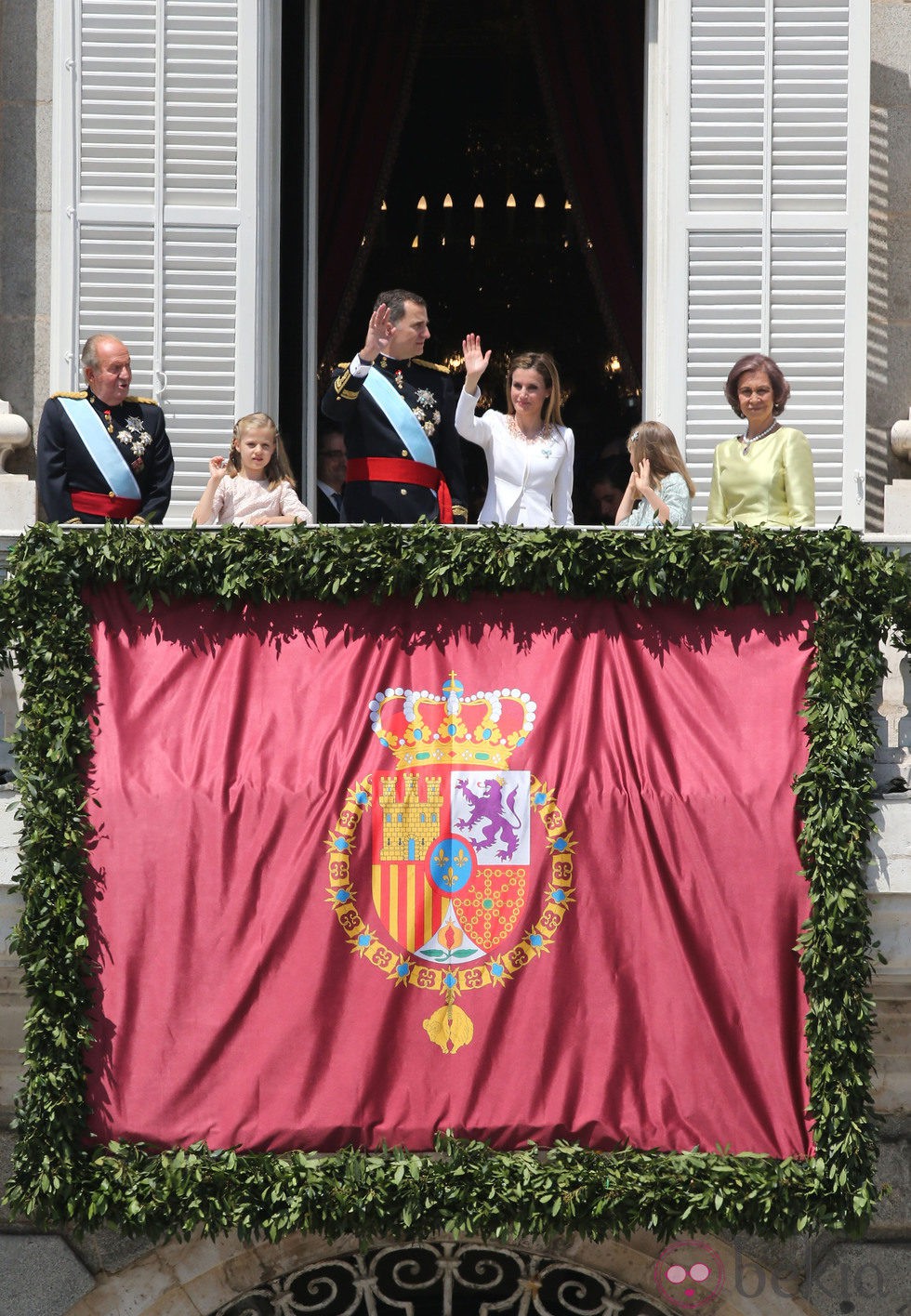 Saludo de la Familia Real al completo a la Plaza de Oriente de Madrid