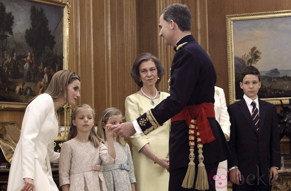 El Rey Felipe saluda a la Reina Letizia, a sus hijas, a la Reina Sofia, a la Infanta Elena y a Felipe de Marichalar tras la impisición del Fajín