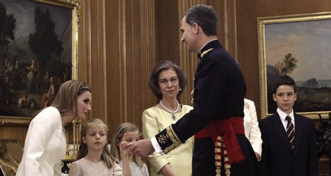 El Rey Felipe saluda a la Reina Letizia, a sus hijas, a la Reina Sofia, a la Infanta Elena y a Felipe de Marichalar tras la impisición del Fajín