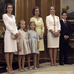 La Reina Letizia, la Princesa Leonor, la Infanta Sofía, la Reina Sofía, la Infanta Elena y Felipe de Marichalar en la imposición del Fajín de Capitán Gener