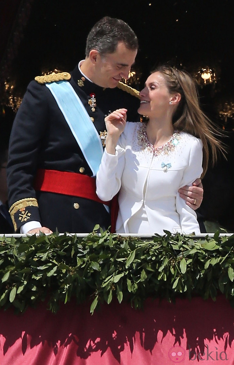 El Rey Felipe VI y la Reina Letizia en el balcón central del Palacio Real