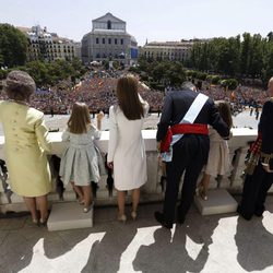 La Familia Real saluda a los ciudadanos desde el balcón central del Palacio Real