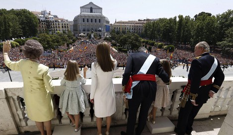 La Familia Real saluda a los ciudadanos desde el balcón central del Palacio Real