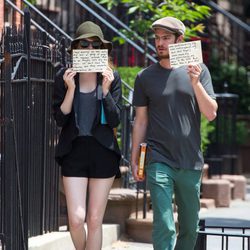Emma Stone y Andrew Garfield solidarios ante los paparazzis en Nueva York