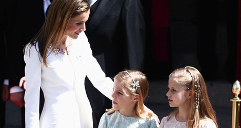 La Reina Letizia con sus hijas Leonor y Sofía en la proclamación del Rey Felipe VI