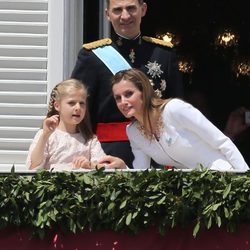 La Reina Letizia escucha a la Princesa Leonor en el balcón del Palacio Real en la proclamación del Rey Felipe VI