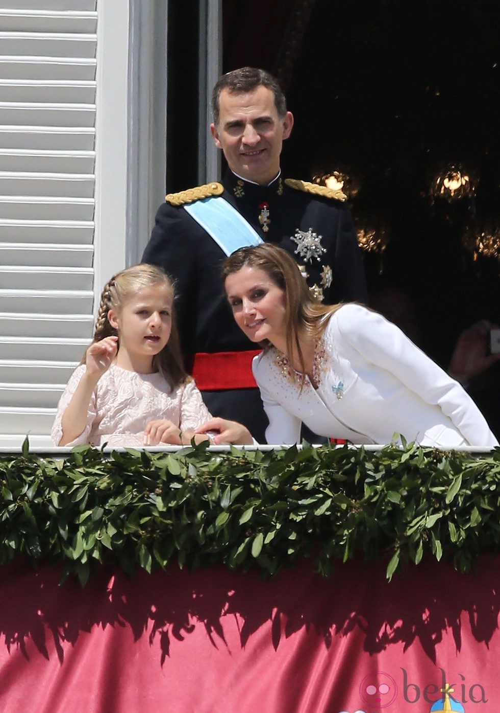 La Reina Letizia escucha a la Princesa Leonor en el balcón del Palacio Real en la proclamación del Rey Felipe VI