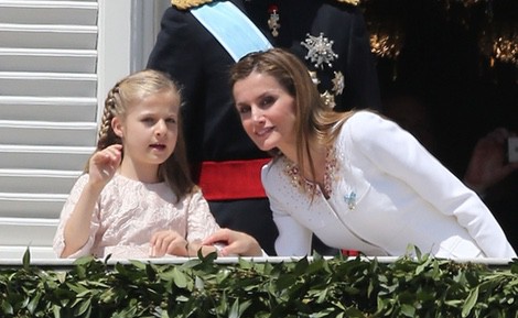 La Reina Letizia escucha a la Princesa Leonor en el balcón del Palacio Real en la proclamación del Rey Felipe VI