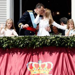 Los Reyes se dan un beso junto a la Princesa Leonor y la Infanta Sofía en la proclamación de Felipe VI