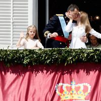 Los Reyes se dan un beso junto a la Princesa Leonor y la Infanta Sofía en la proclamación de Felipe VI