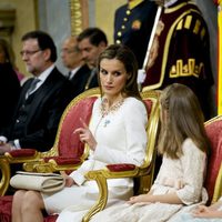 La Reina Letizia hace un gesto a la Princesa Leonor y a la Infanta Sofía para que se porten bien en la proclamación de Felipe VI