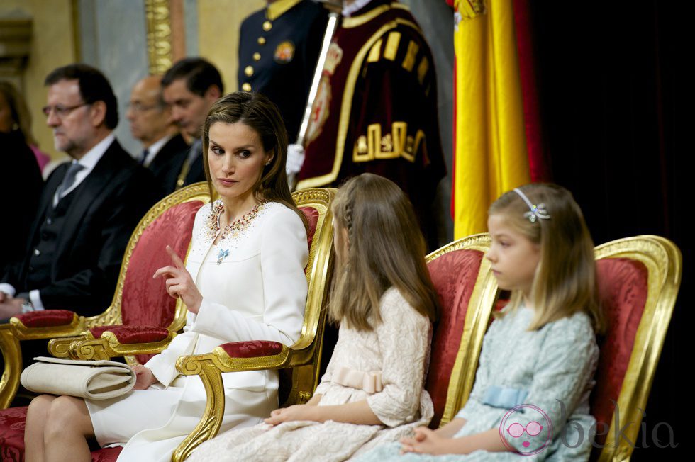 La Reina Letizia hace un gesto a la Princesa Leonor y a la Infanta Sofía para que se porten bien en la proclamación de Felipe VI