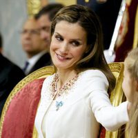 La Reina Letizia sonríe a la Princesa Leonor en la proclamación del Rey Felipe VI
