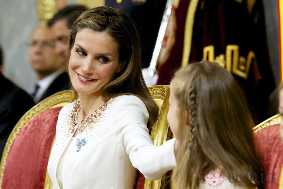 La Reina Letizia sonríe a la Princesa Leonor en la proclamación del Rey Felipe VI