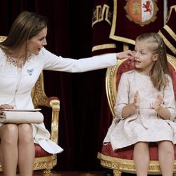 La Reina Letizia hace un gesto cariñoso a la Princesa Leonor en la proclamación de Felipe VI