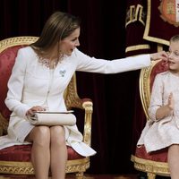 La Reina Letizia hace un gesto cariñoso a la Princesa Leonor en la proclamación de Felipe VI