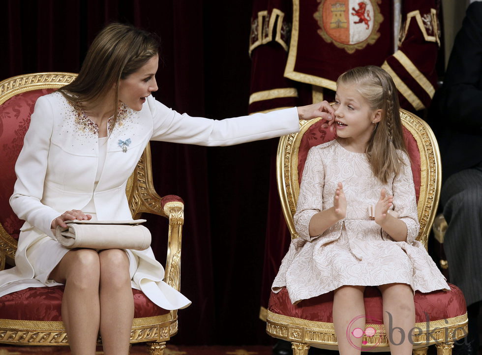 La Reina Letizia hace un gesto cariñoso a la Princesa Leonor en la proclamación de Felipe VI