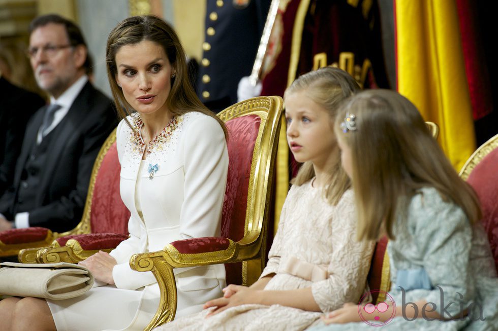 La Reina Letizia mira a la Princesa Leonor y la Infanta Sofía en la proclamación de Felipe VI