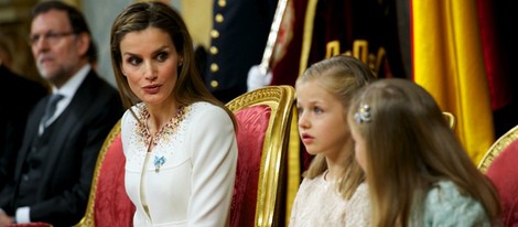 La Reina Letizia mira a la Princesa Leonor y la Infanta Sofía en la proclamación de Felipe VI