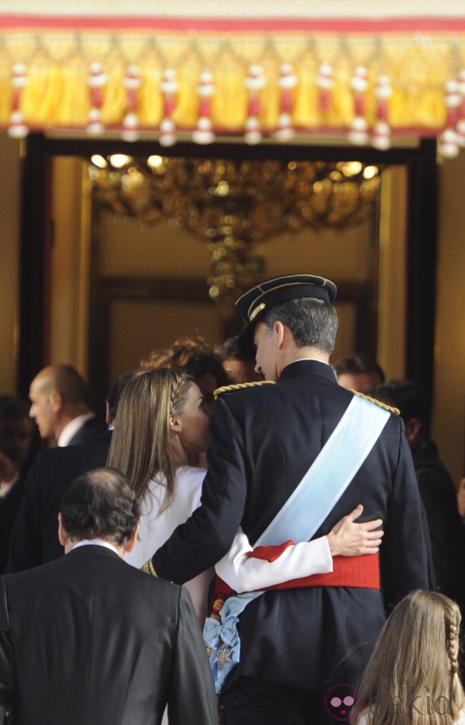 Los Reyes Felipe y Letizia abrazados durante la proclamación de Felipe VI