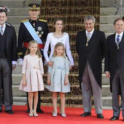 Los Reyes, la Princesa Leonor y la Infanta Sofía con el presidente del Gobierno, el del Congreso y el del Senado en la proclamación de Felipe VI