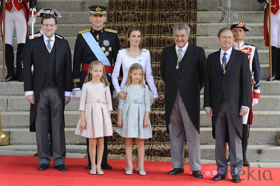 Los Reyes, la Princesa Leonor y la Infanta Sofía con el presidente del Gobierno, el del Congreso y el del Senado en la proclamación de Felipe VI