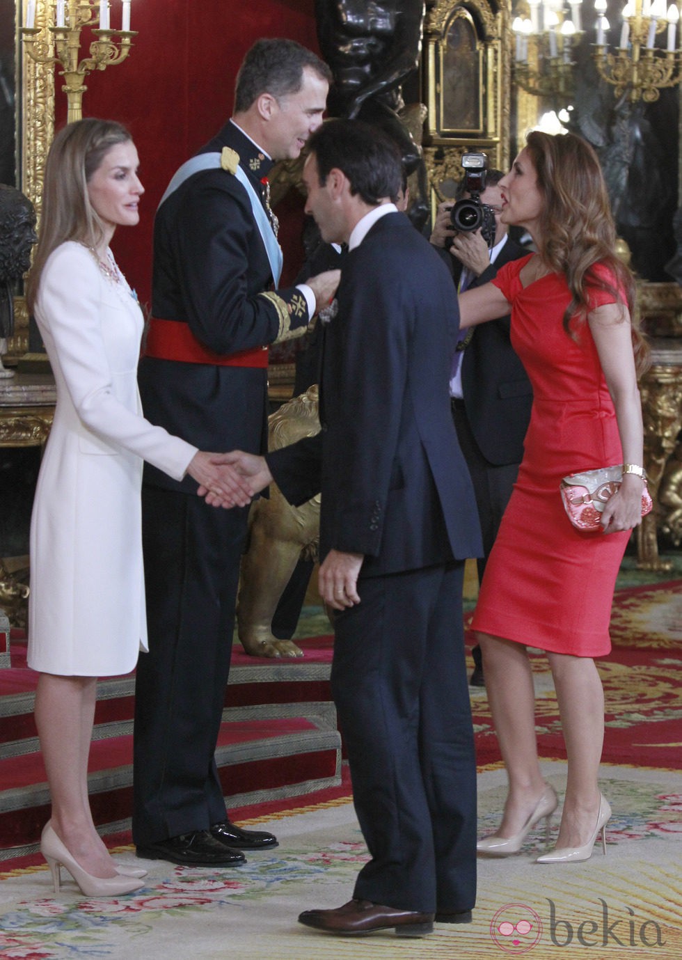 Enrique Ponce y Paloma Cuevas con los Reyes Felipe y Letizia en su primera recepción como Reyes