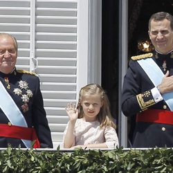 El Rey Juan Carlos, la Princesa Leonor y el Rey Felipe VI saludan desde el Palacio Real en la proclamación de Felipe VI