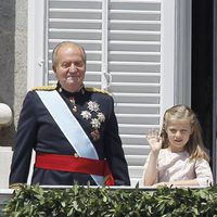 El Rey Juan Carlos, la Princesa Leonor y el Rey Felipe VI saludan desde el Palacio Real en la proclamación de Felipe VI