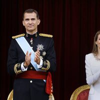 Los Reyes Felipe y Letizia aplauden en la ceremonia de proclamación del Rey Felipe VI