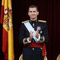 Los Reyes Felipe y Letizia aplauden en la ceremonia de proclamación del Rey Felipe VI