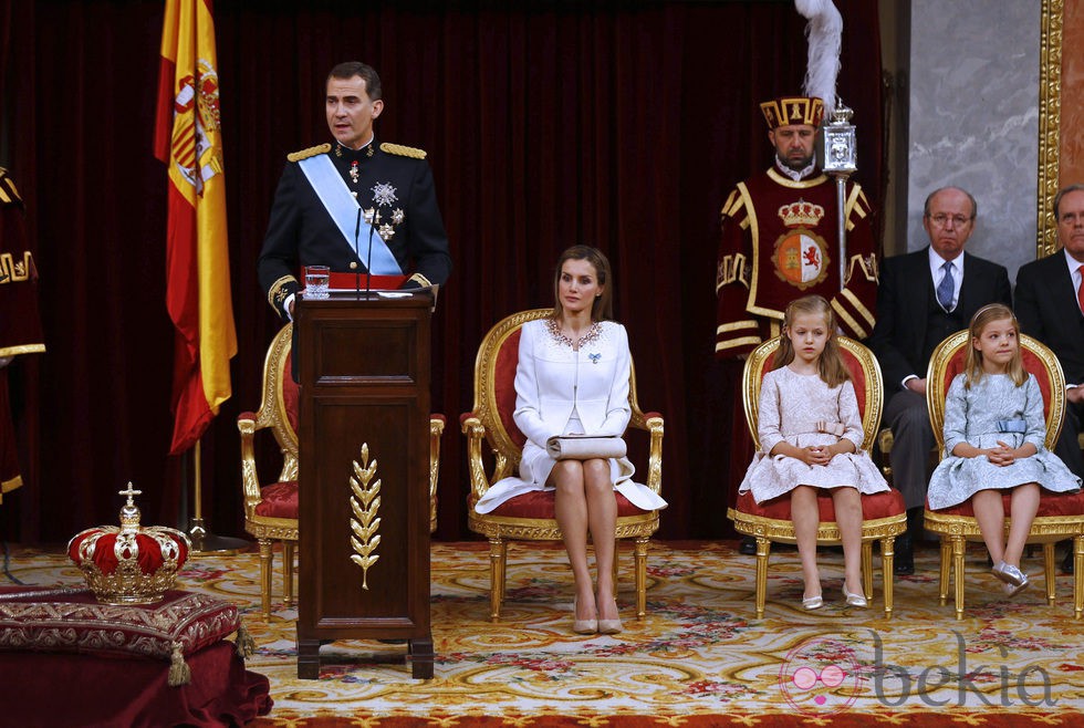 El Rey Felipe VI ofrece su primer discurso tras ser proclamado junto a la Reina Letizia y sus hijas