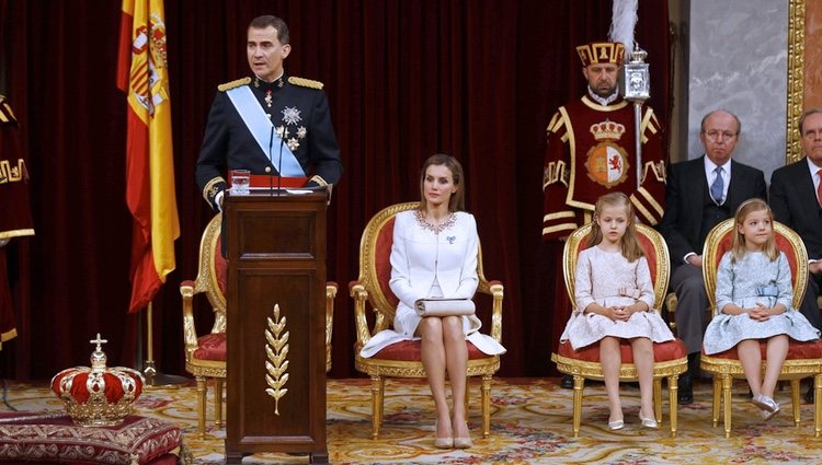El Rey Felipe VI ofrece su primer discurso tras ser proclamado junto a la Reina Letizia y sus hijas