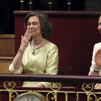 La Reina Sofía lanza un beso al Rey Felipe tras homenajearla en su discurso de proclamación
